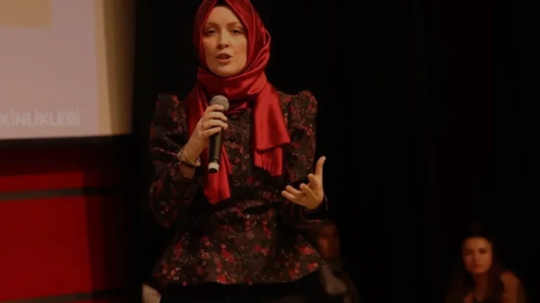 Gebze Okur Projesi kapsamında Hatice Kübra Tongar söyleşisi