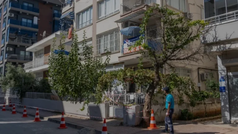 Mersin Yenişehirde 47 Yıllık Apartmanda Zemin Çökmesi Paniği