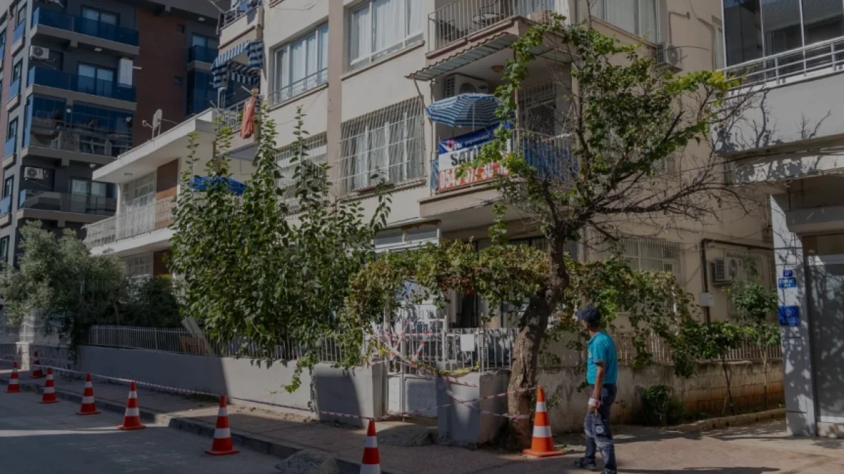 Mersin Yenişehirde 47 Yıllık Apartmanda Zemin Çökmesi Paniği