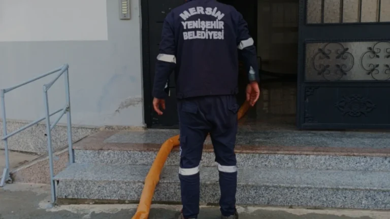 Mersin Yenişehirde sağanak sonrası belediye ekipleri sahada