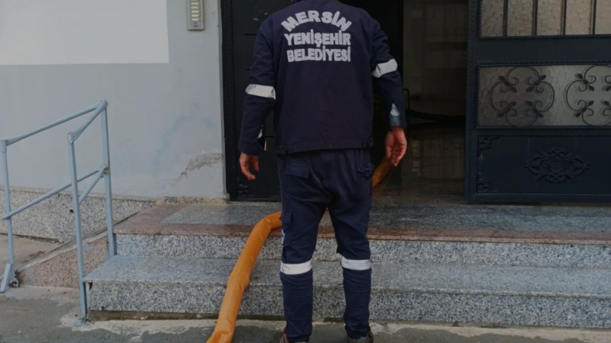 Mersin Yenişehirde sağanak sonrası belediye ekipleri sahada