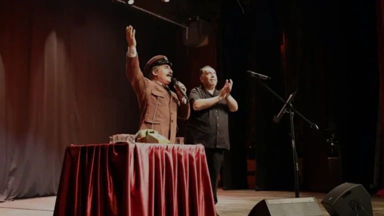 Sakarya AKM sahnesinde nostalji dolu tiyatro akşamı